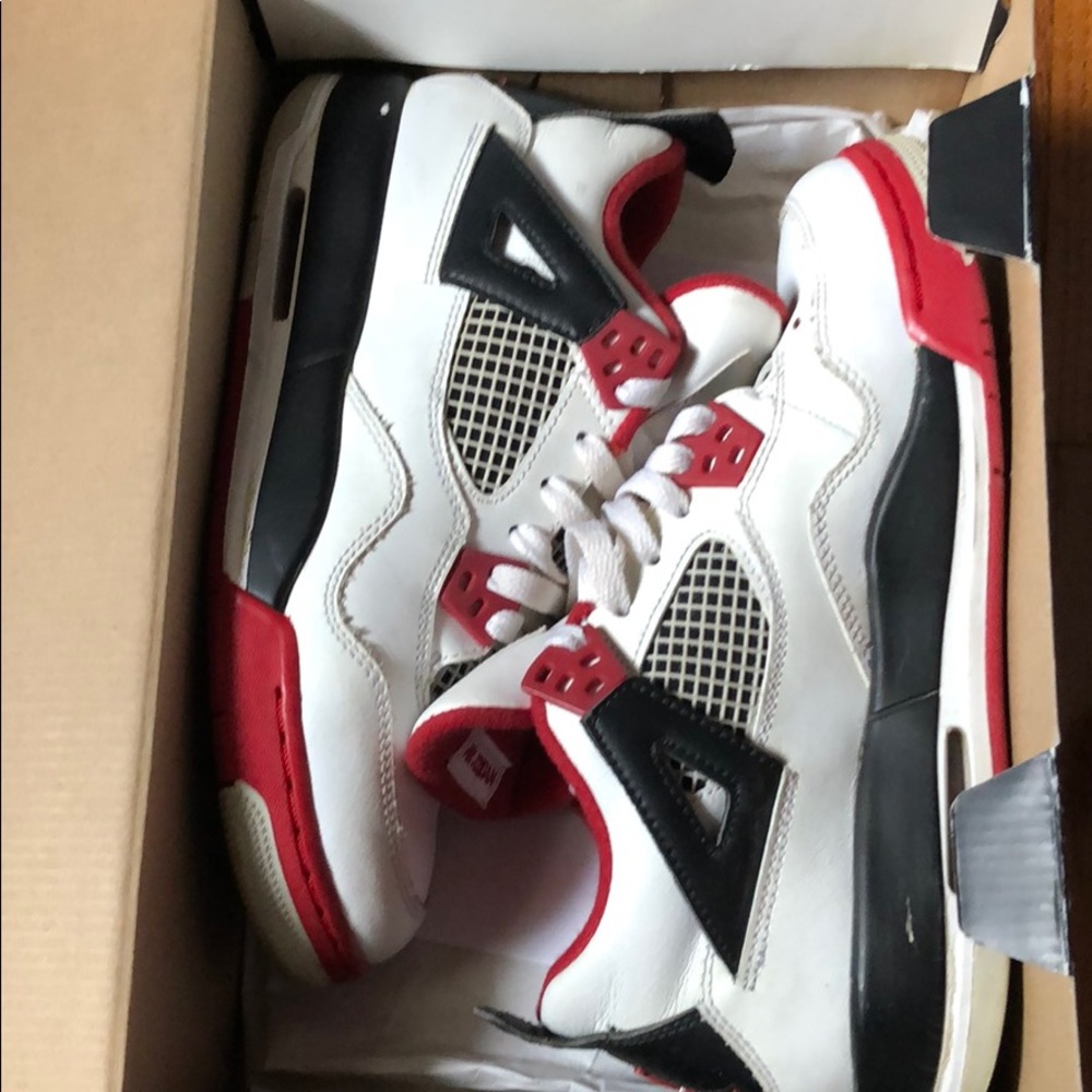 Air Jordan 4 - Fire red size 5.5Y - 7 women